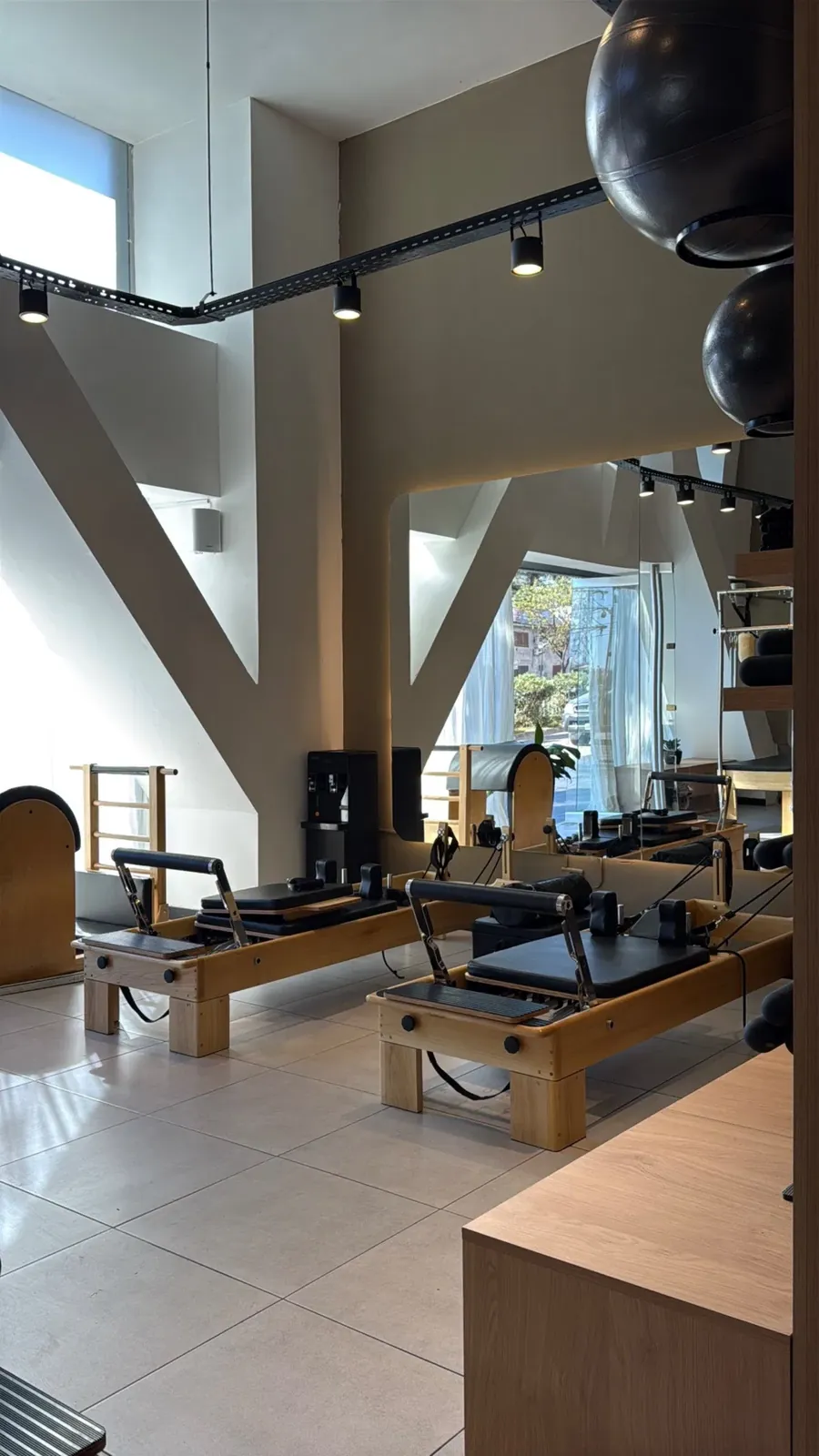 Vista del salón hacia la recepción